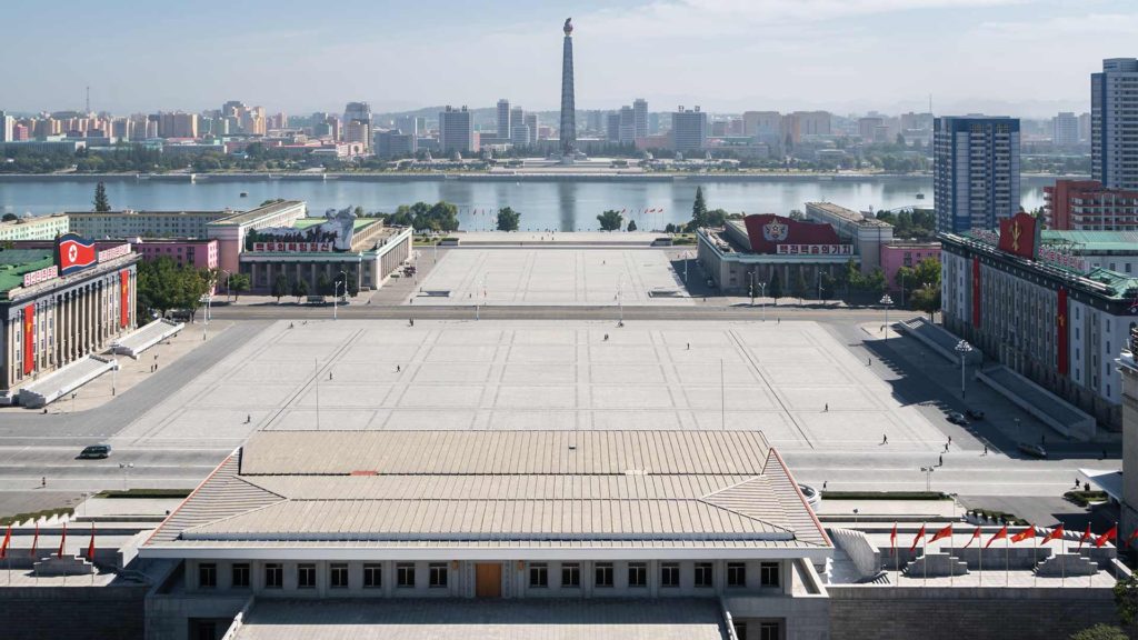 Kim Il Sung Square og Juche Tower taget fra bygningen hvor styreformen i nordkorea kontroller. 