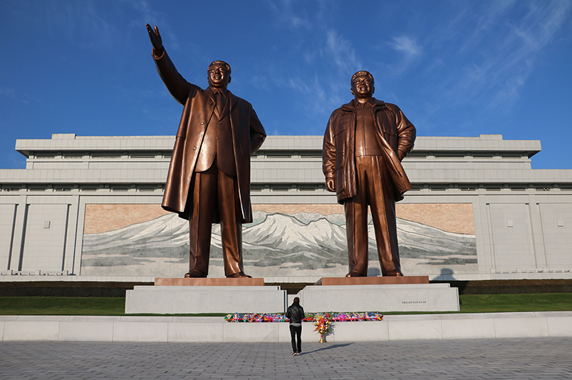 Mansudae Grand Monument som er midt i Pyongyang Nordkorea hvor man ser Kim Il Sung og Kim Jong Il 