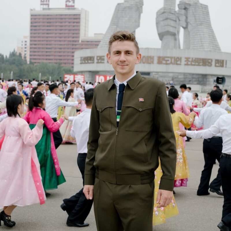 Jonas fra Above Borders i Nordkoreansk uniform