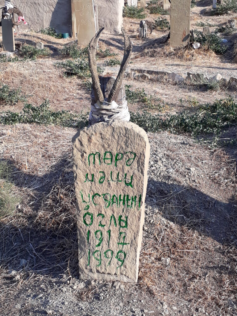 Gravsten på en kirkegård i Nohur