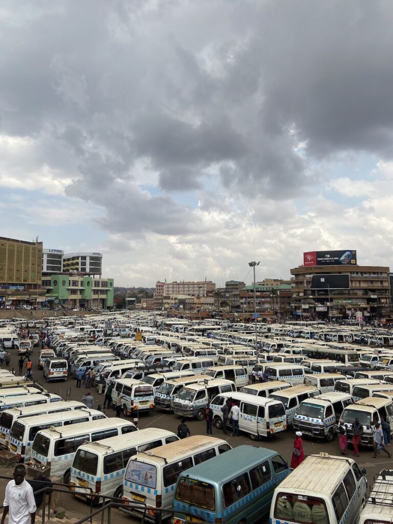 En kæmpe taxa park i Kampala hvor alle de lokale busser holder