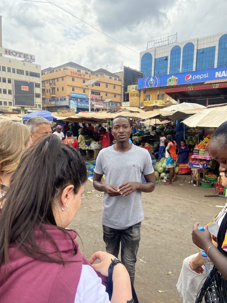 Twaha er guide og fortæller om Ugandas historie når vi går rundt i Kampala
