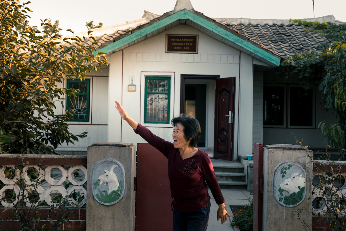 Nordkoreansk kvinde vinker farvel til os