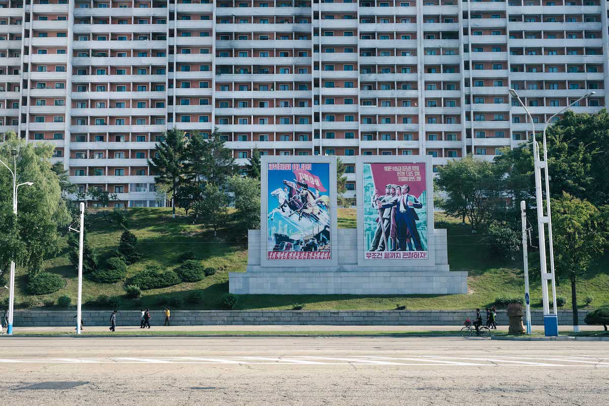 Propaganda plakater fra Pyongyangs gader